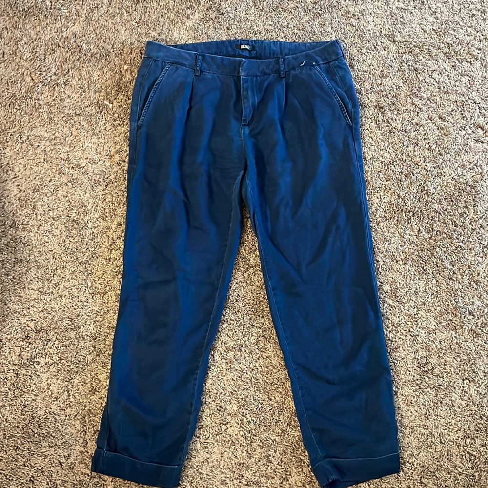 Reiko women’s lightweight low rise cropped pants. Size 29. 100% lyocell